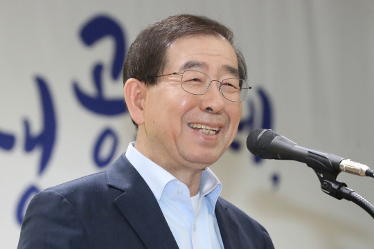환하게 웃는 박원순 서울시장 5일 오후 서울 성북구청에서 열린 아파트 경비노동자 고용안정 설명회에 박원순 서울시장이 인사말을 하고 있다. 2018.2.5